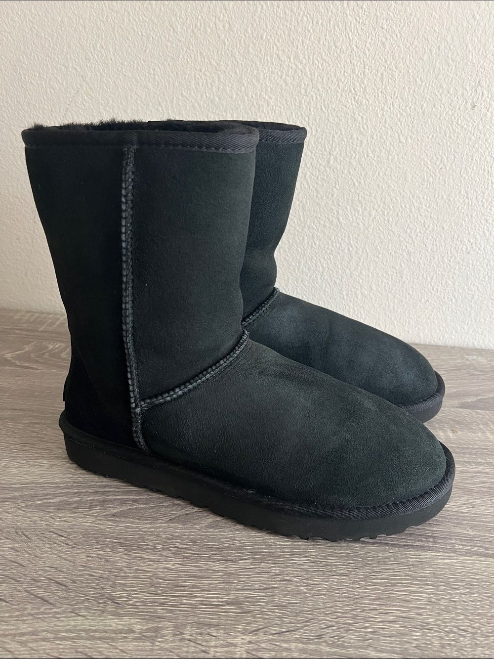UGG Classic Short II Black Sheepskin Boots Women’s Size 10 1016223 Waterproof
